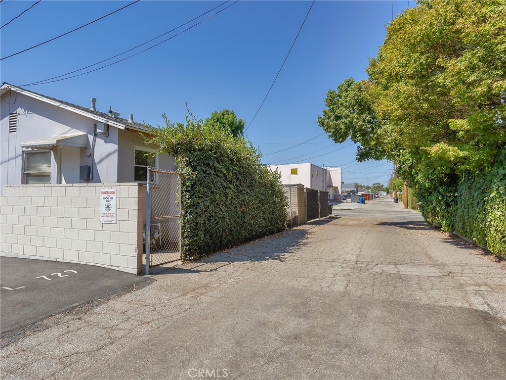 1817 W Burbank Boulevard Property Photo 37
