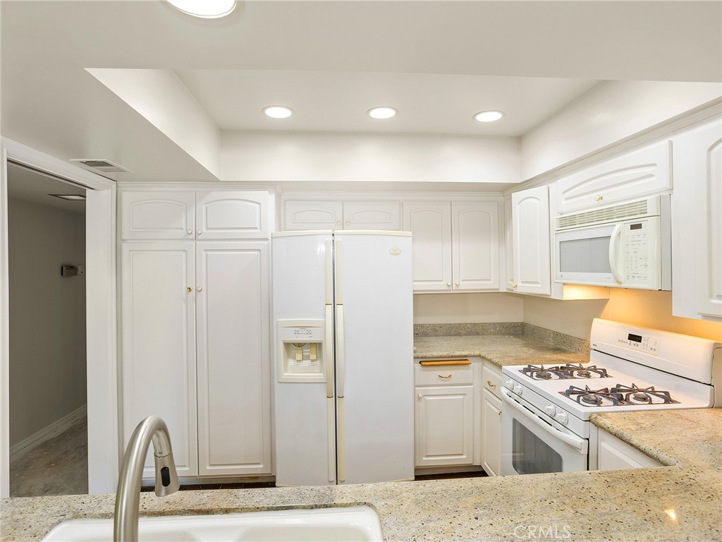 6724 Hillpark Drive 302 Property Photo 5