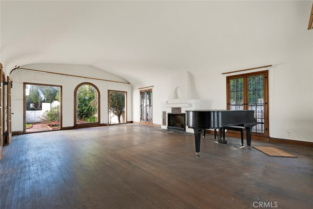 1224 S Wilton Place Property Photo 2