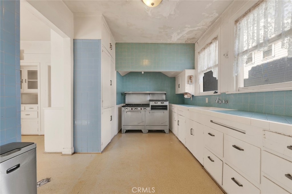 1224 S Wilton Place Property Photo 3