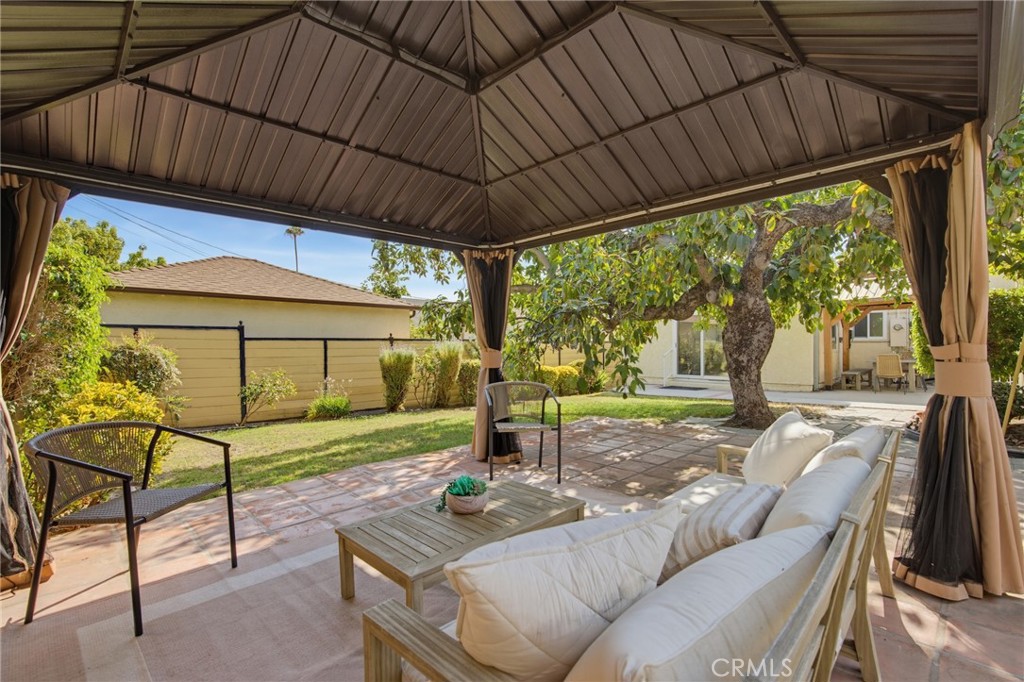 1156 N Isabel Property Photo 4