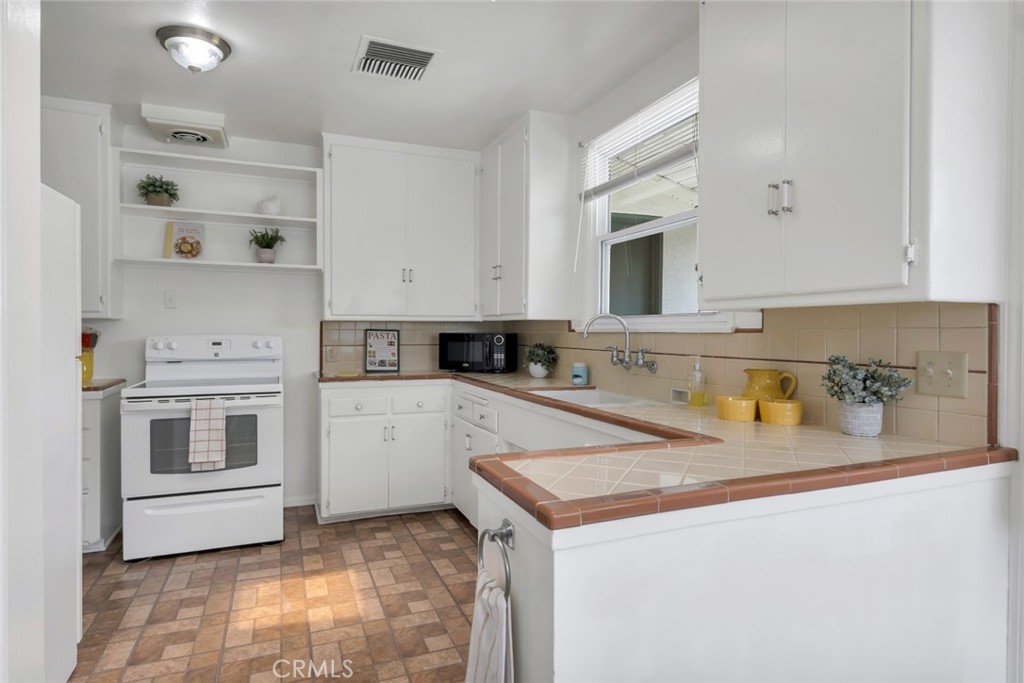 400 University Avenue Property Photo 3