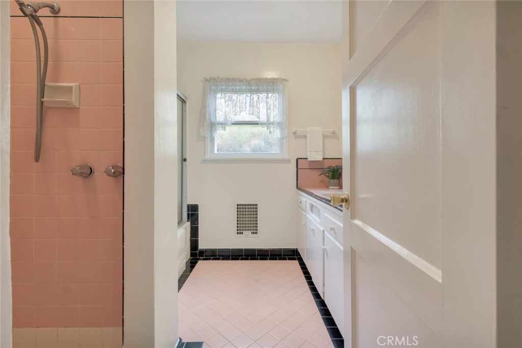 400 University Avenue Property Photo 26