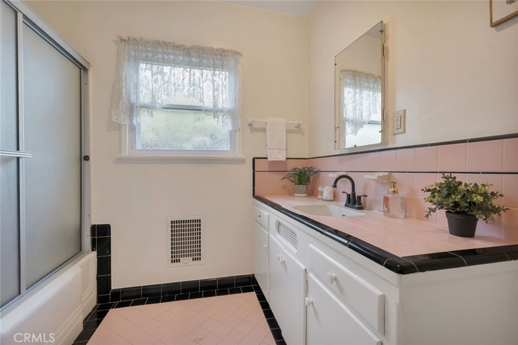 400 University Avenue Property Photo 27