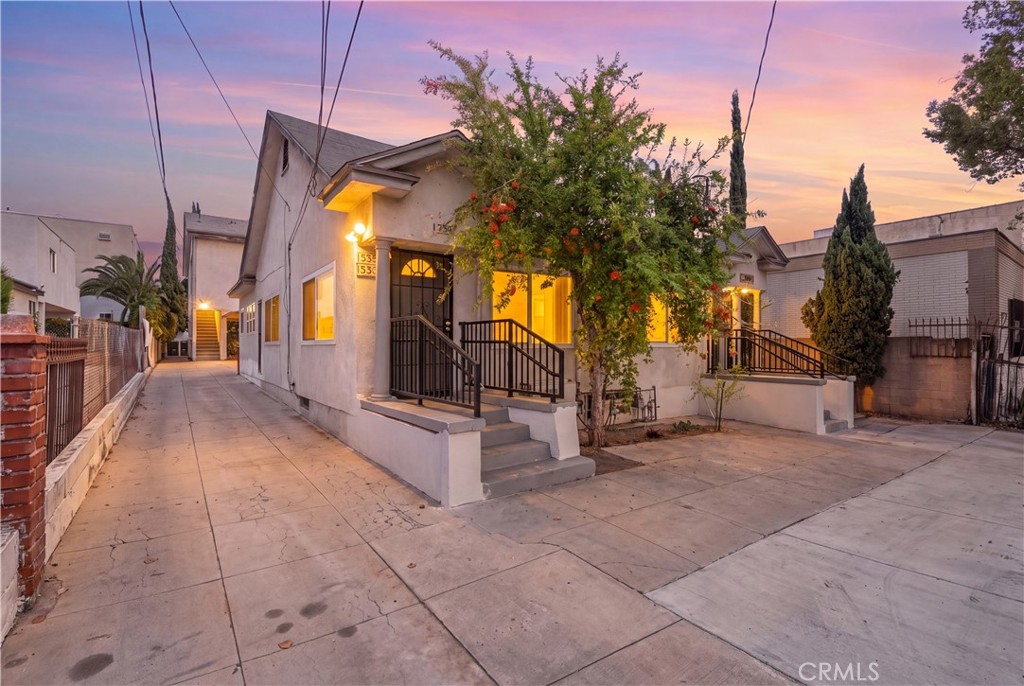 1530 N Mariposa Property Photo 1
