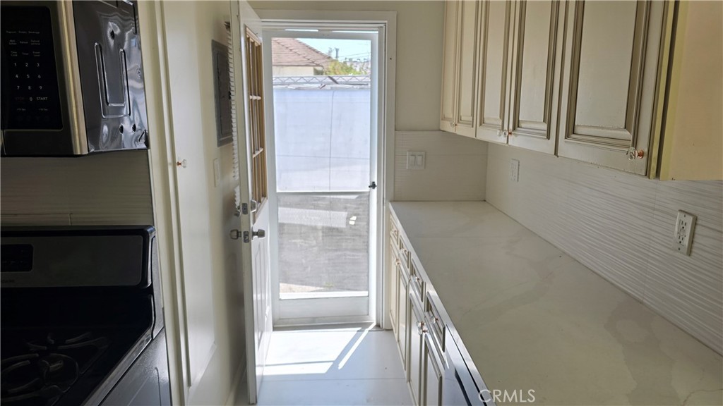 640 W Glenoaks Property Photo 9