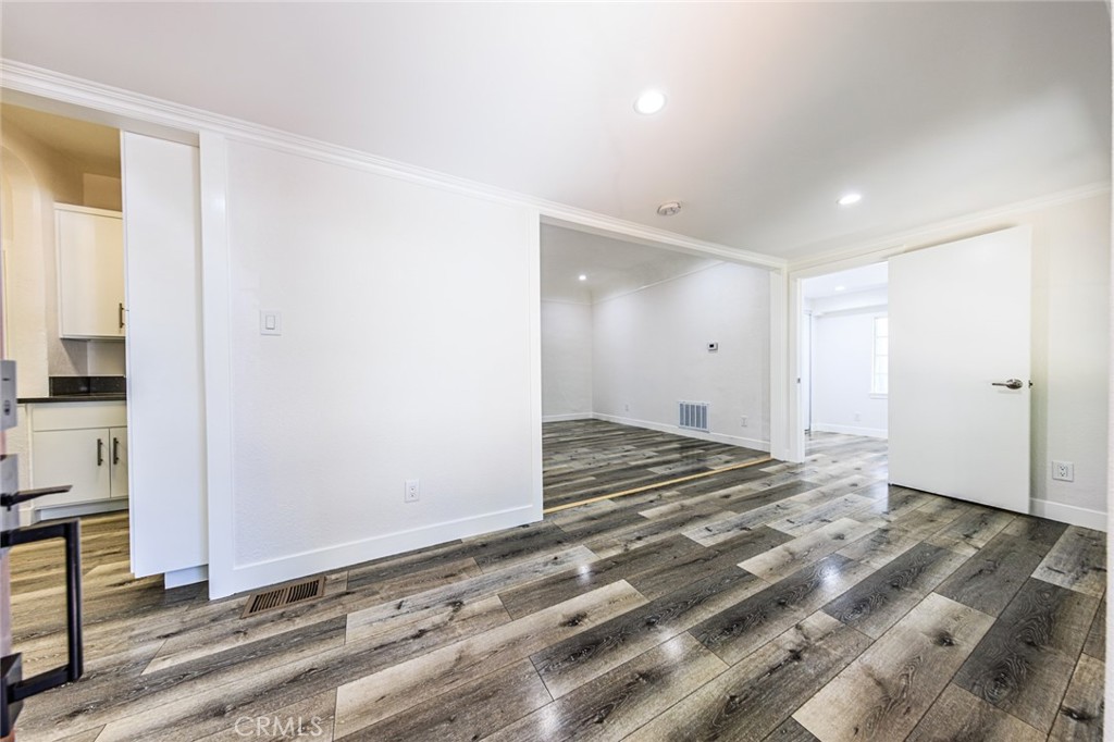 566 Oak Street Property Photo 4