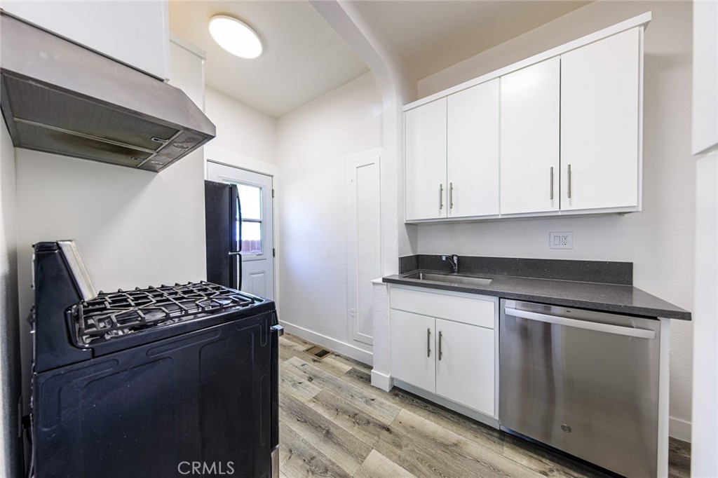 566 Oak Street Property Photo 9