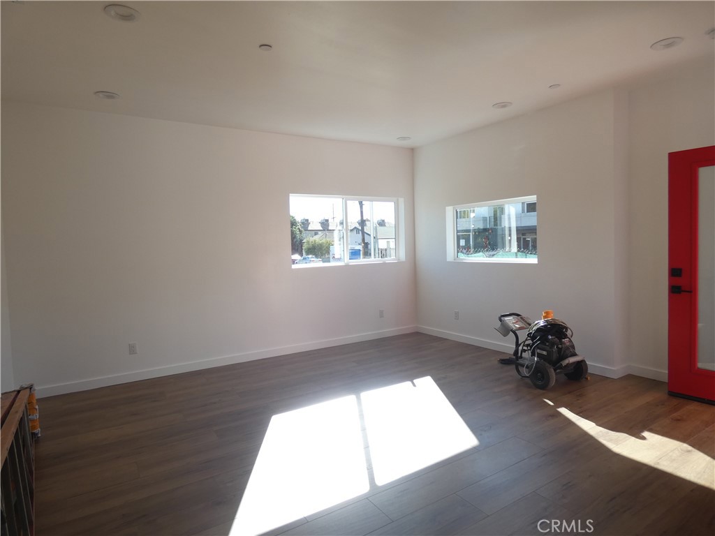 6034 Craner Avenue Property Photo 9