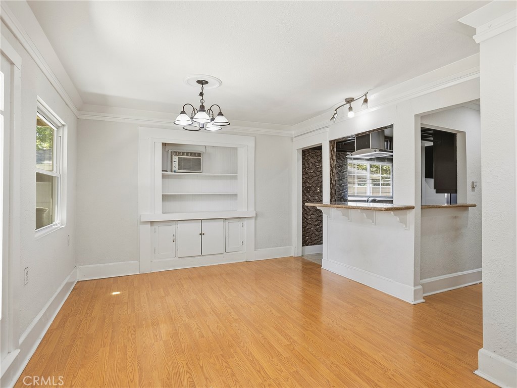 319 W Windsor Road Property Photo 8