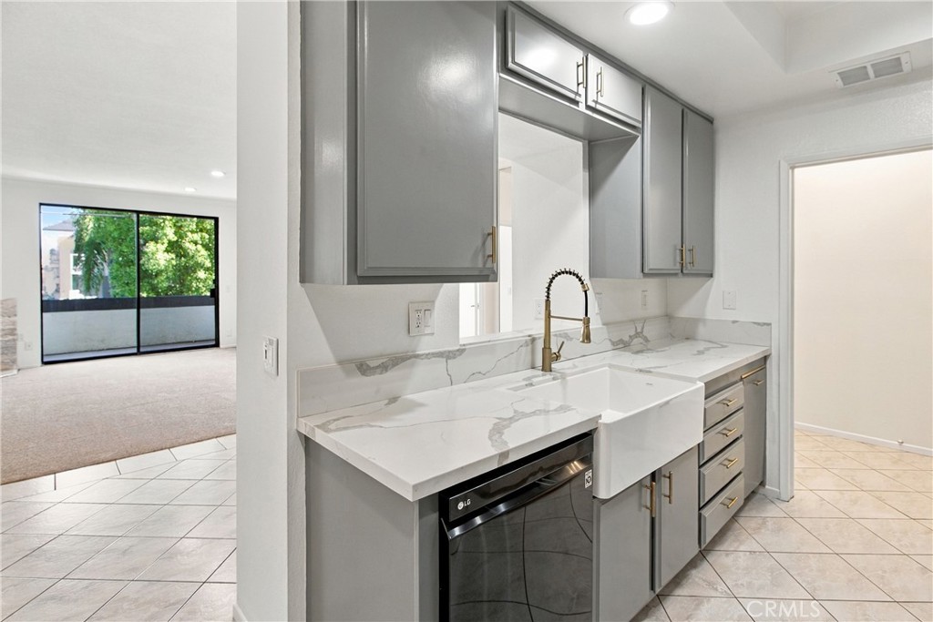 14115 Moorpark 104 Property Photo 6