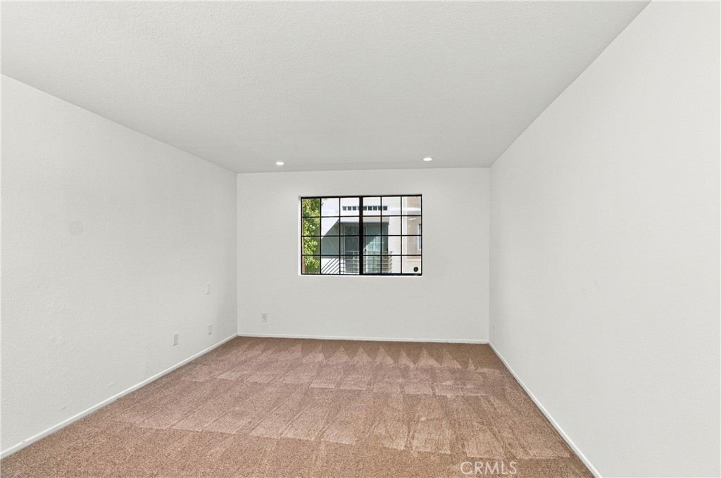 14115 Moorpark 104 Property Photo 10