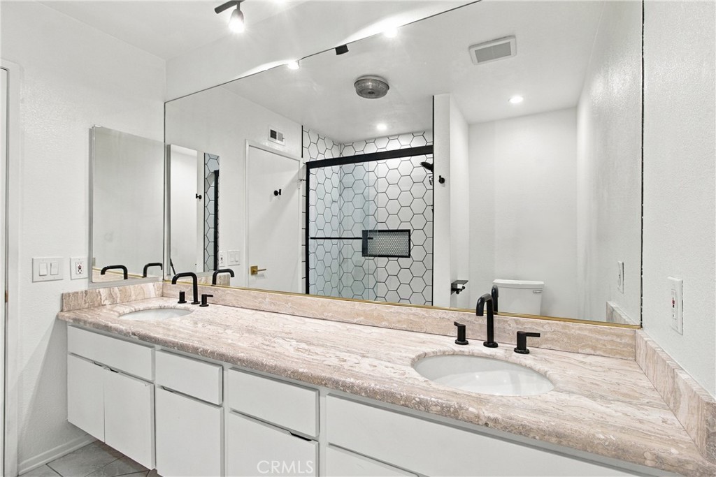 14115 Moorpark 104 Property Photo 12