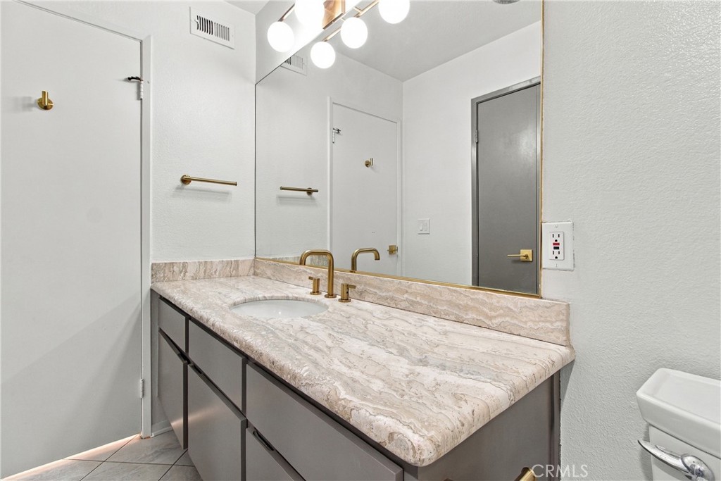 14115 Moorpark 104 Property Photo 16