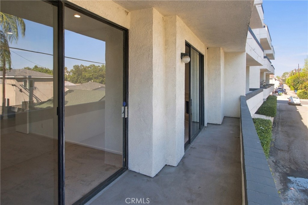 14115 Moorpark 104 Property Photo 20