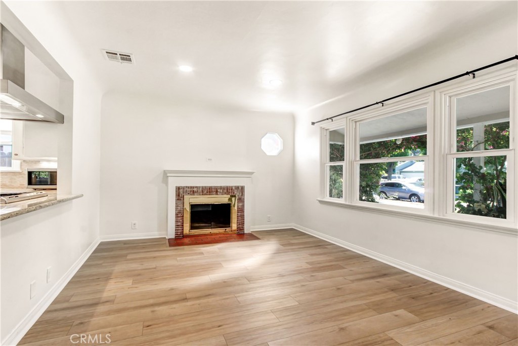 351 W Elm Street Property Photo 4