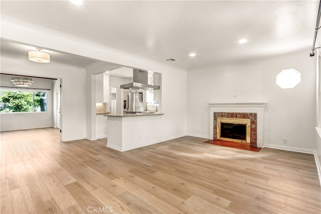 351 W Elm Street Property Photo 5