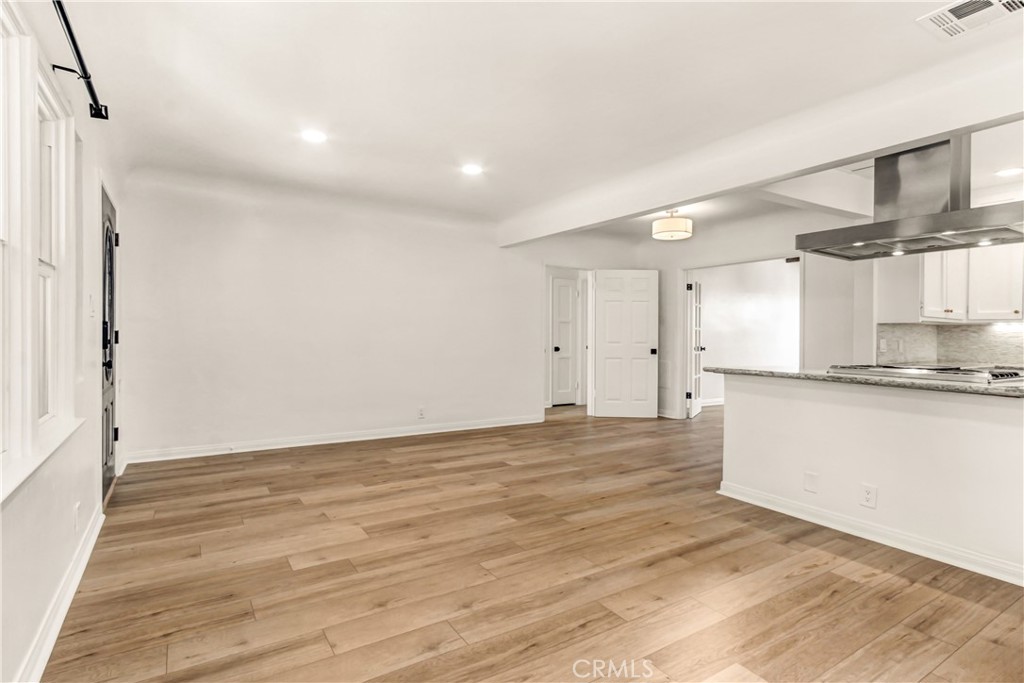351 W Elm Street Property Photo 6