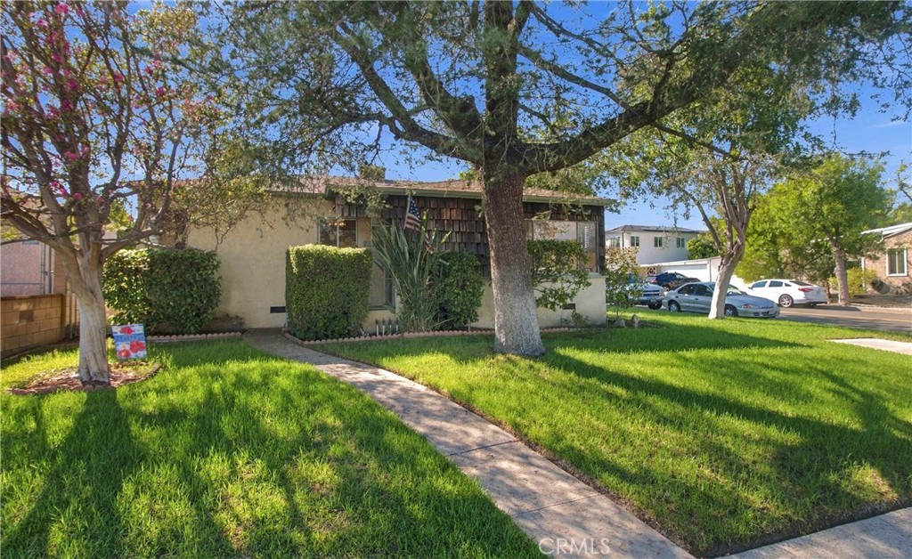2043 N Maple Property Photo 1