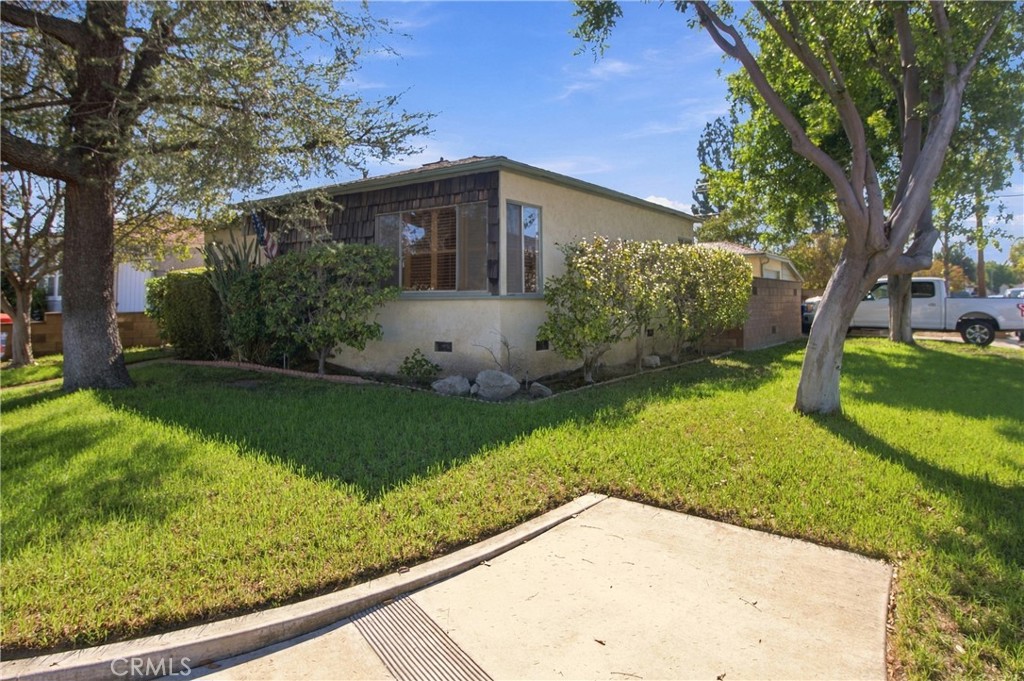 2043 N Maple Property Photo 2