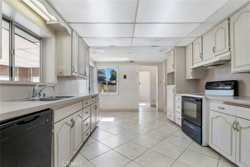 141 S Beachwood Drive Property Photo 4