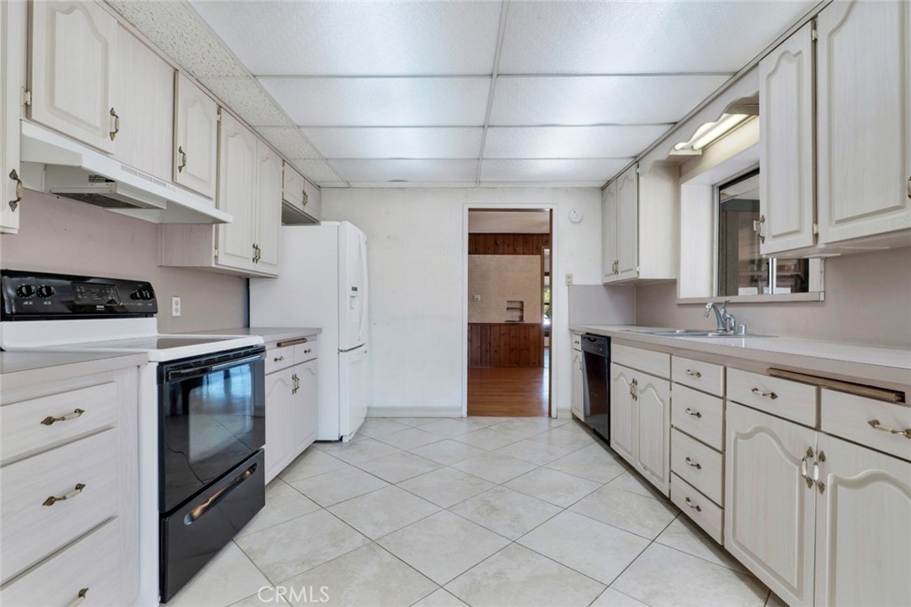 141 S Beachwood Drive Property Photo 12