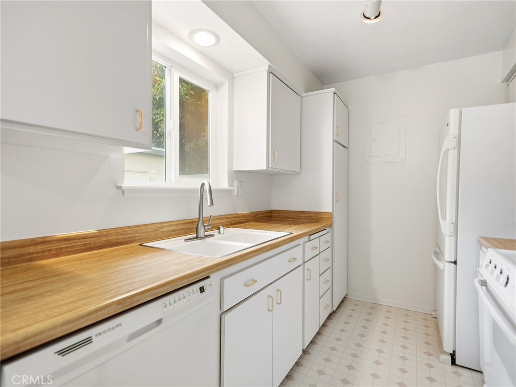 11138 Aqua Vista Street 18 Property Photo 5