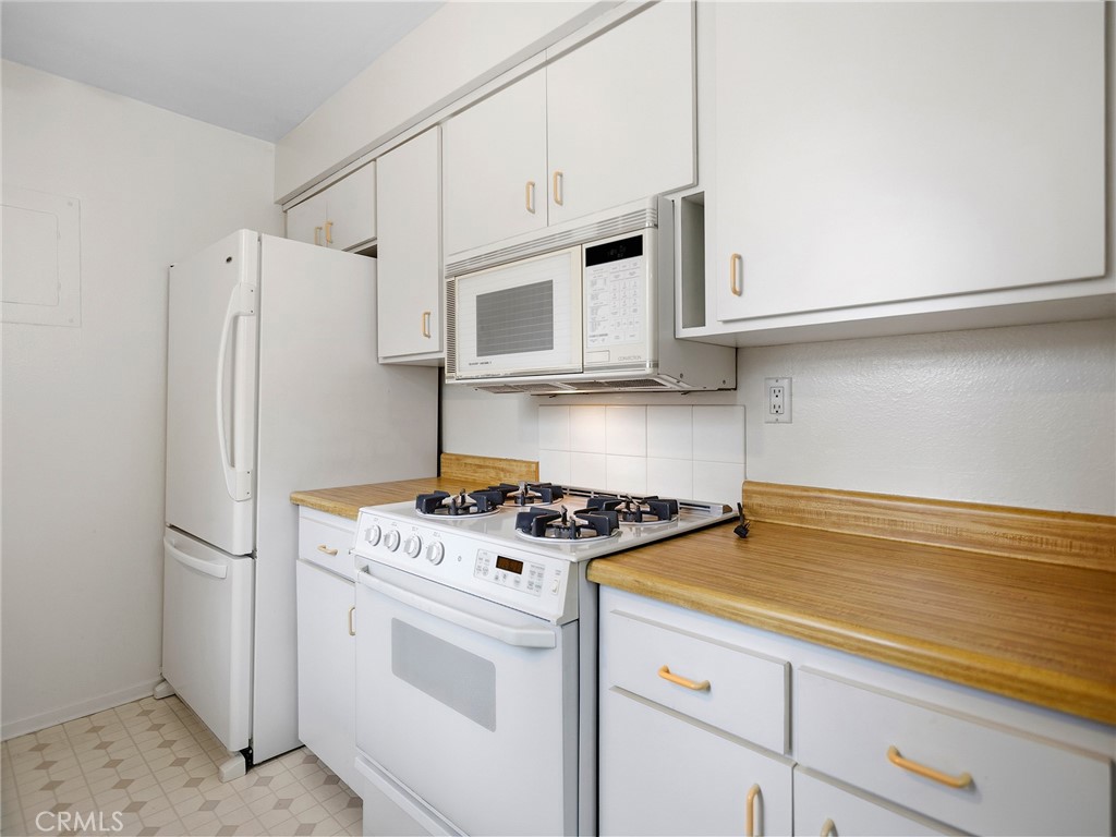 11138 Aqua Vista Street 18 Property Photo 6