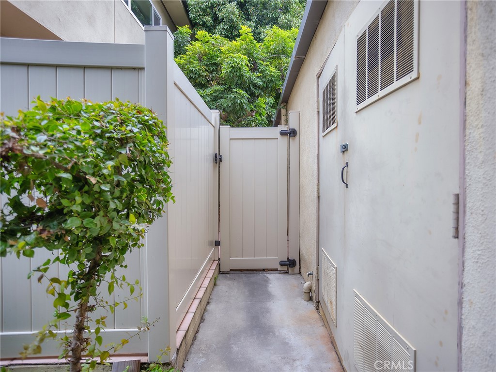 11138 Aqua Vista Street 18 Property Photo 22