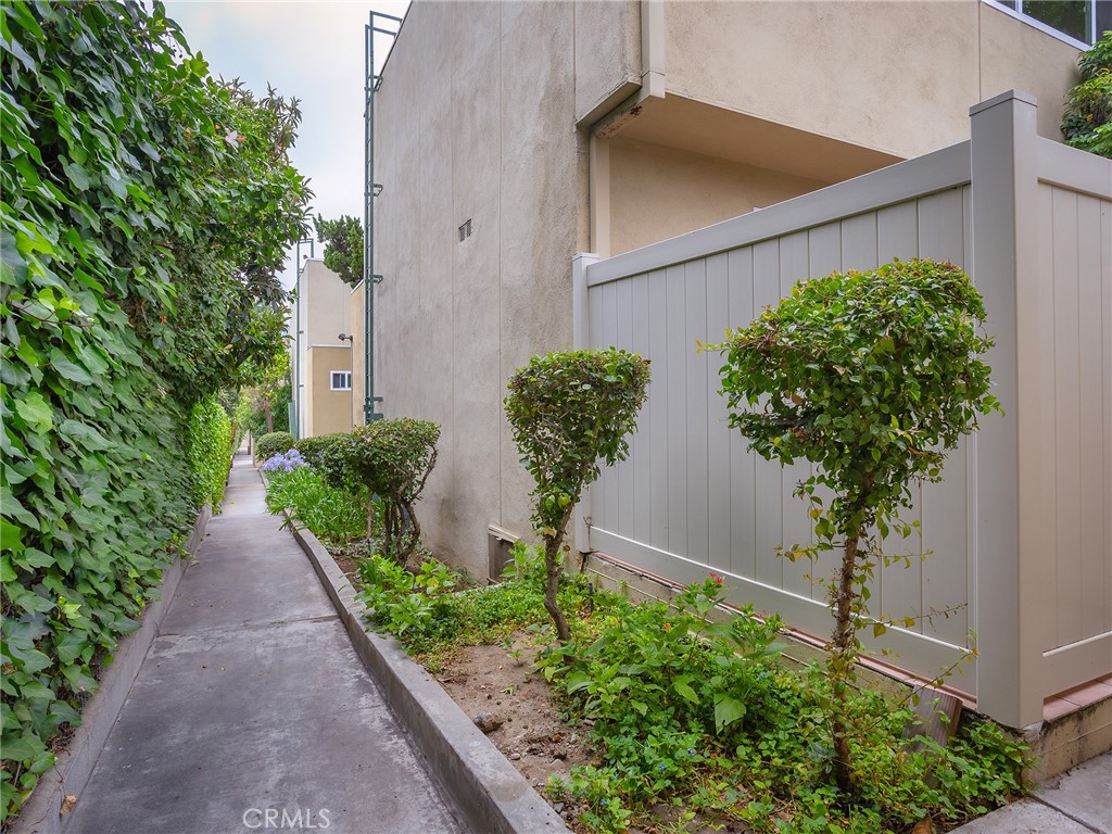 11138 Aqua Vista Street 18 Property Photo 23