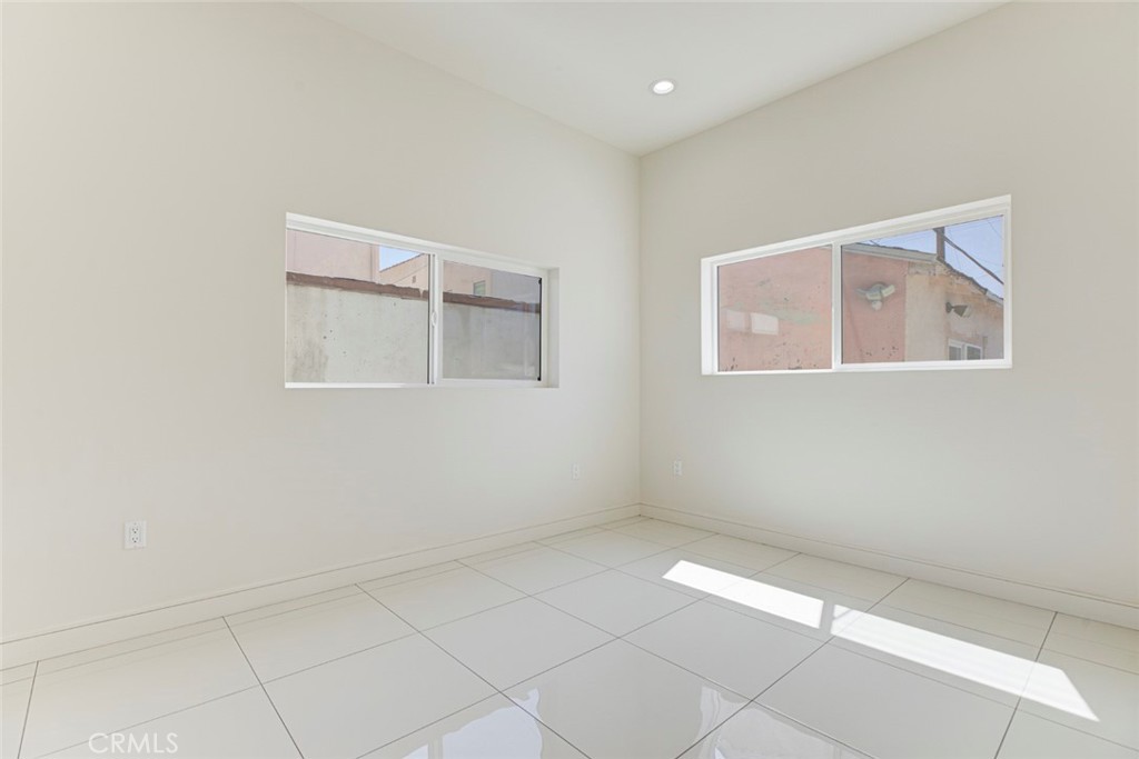 1135 A E Windsor Property Photo 23