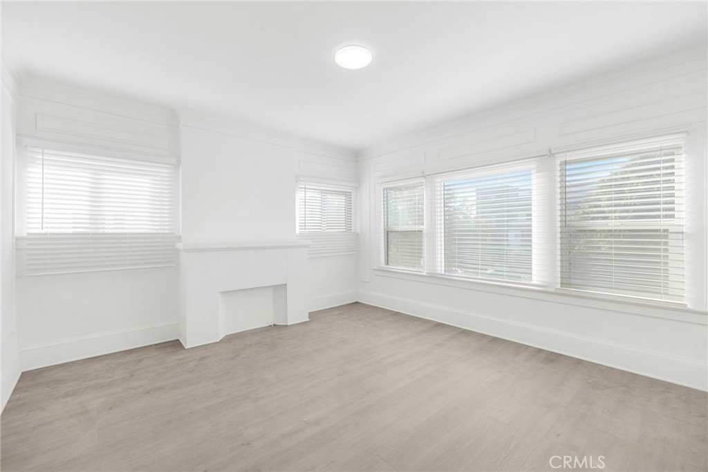548 N Kenmore Property Photo 3