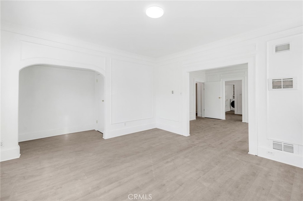 548 N Kenmore Property Photo 4