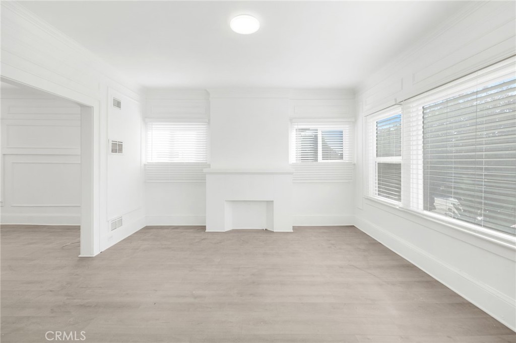 548 N Kenmore Property Photo 6