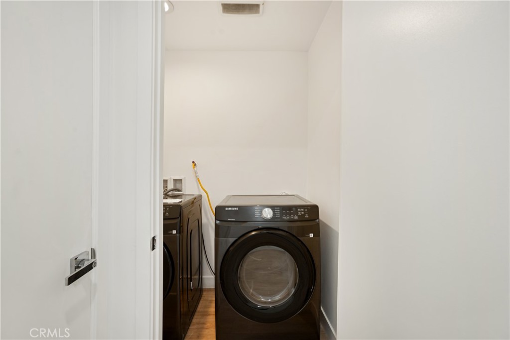 449 N Heliotrope Drive Property Photo 4