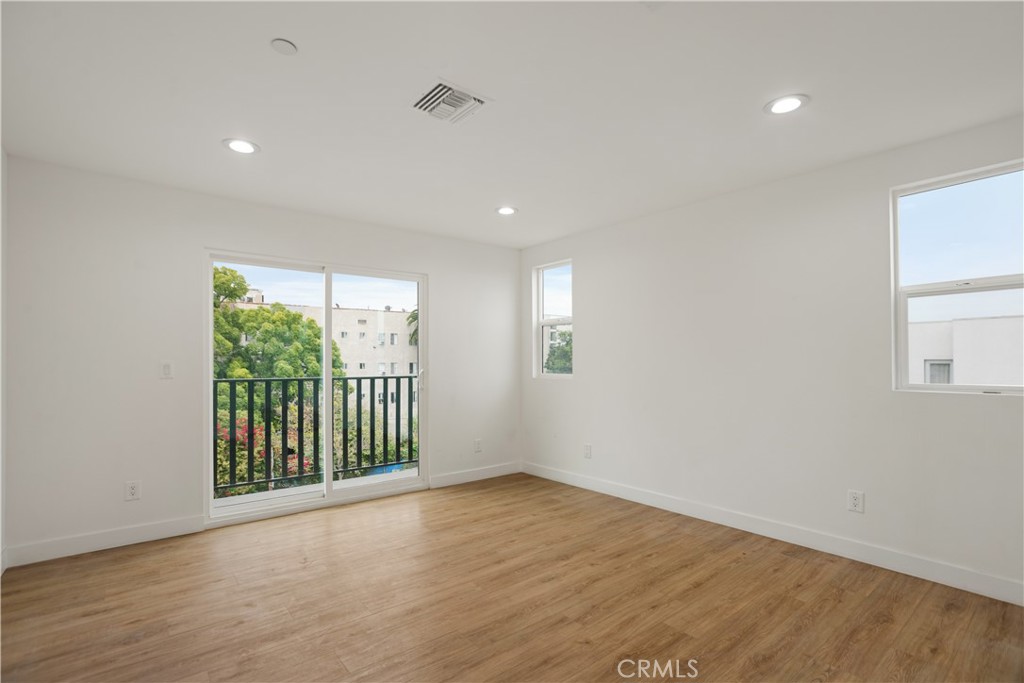 449 N Heliotrope Drive Property Photo 13