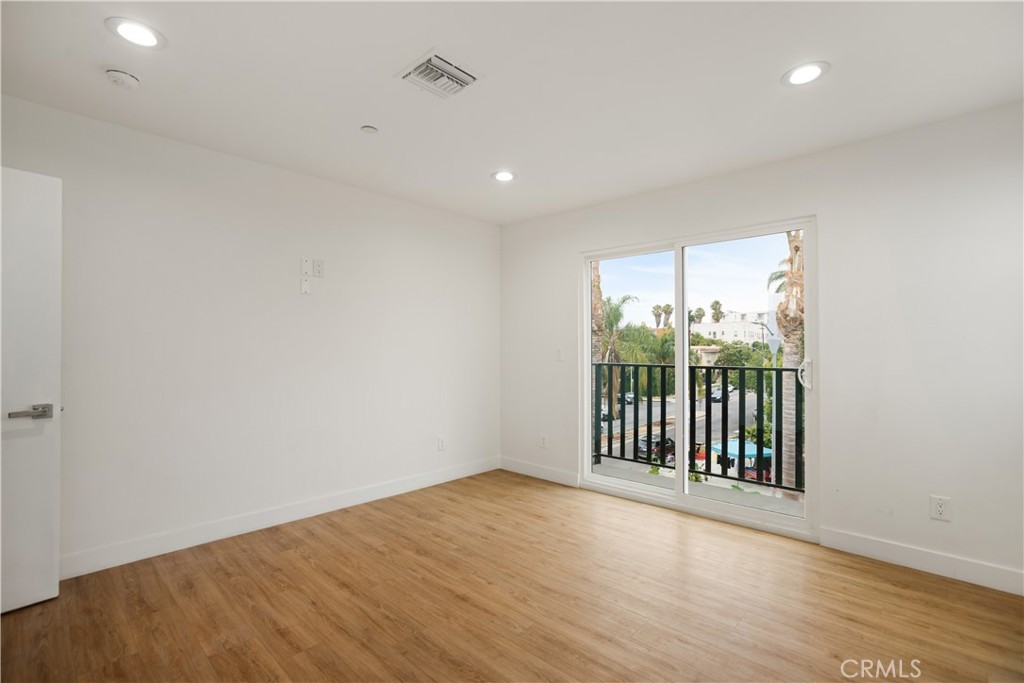 449 N Heliotrope Drive Property Photo 14