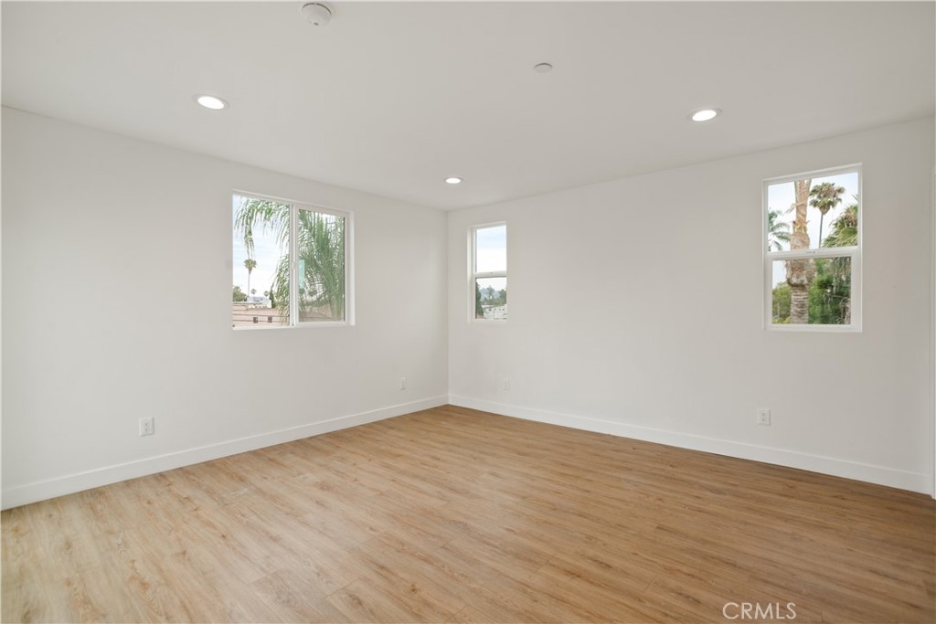 449 N Heliotrope Drive Property Photo 16