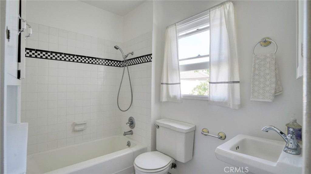 1320 N Kenwood Property Photo 3