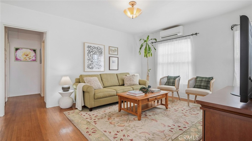 1320 N Kenwood Property Photo 8