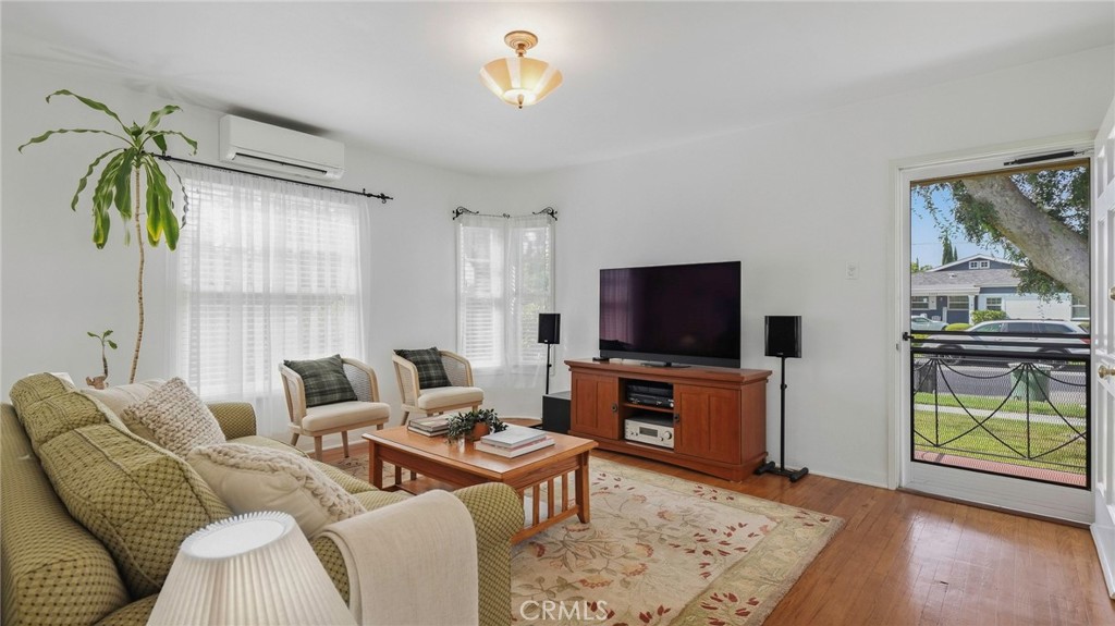 1320 N Kenwood Property Photo 9
