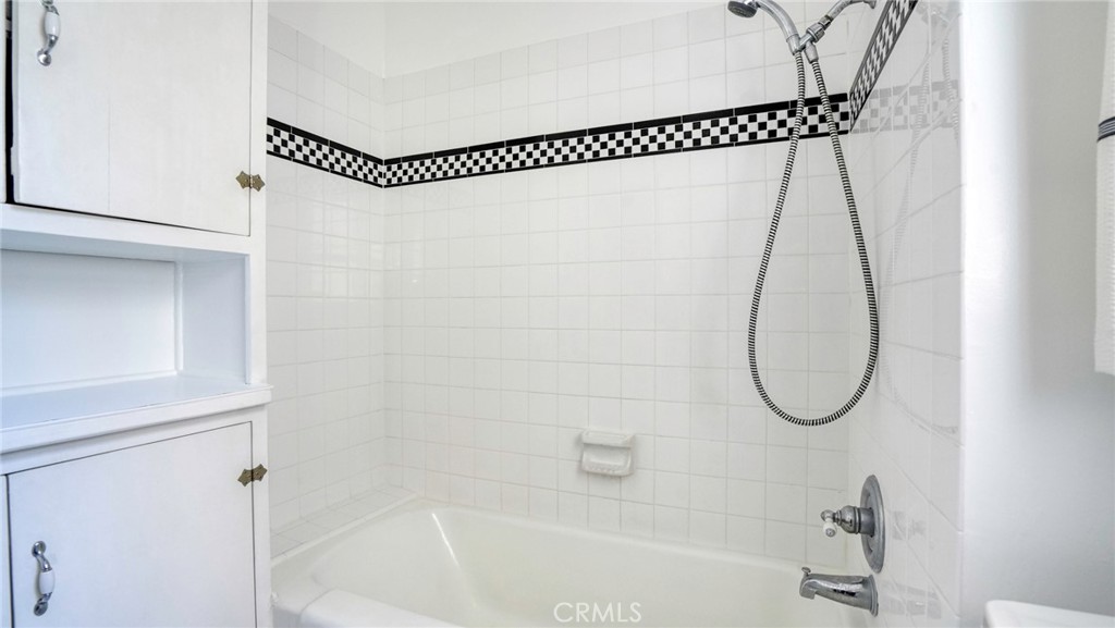 1320 N Kenwood Property Photo 16