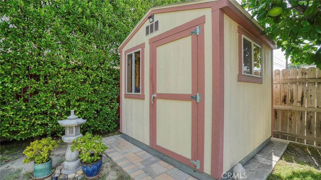 1320 N Kenwood Property Photo 42