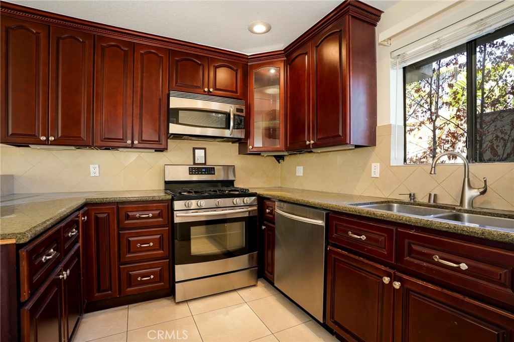 422 Hawthorne Street 3 Property Photo 14