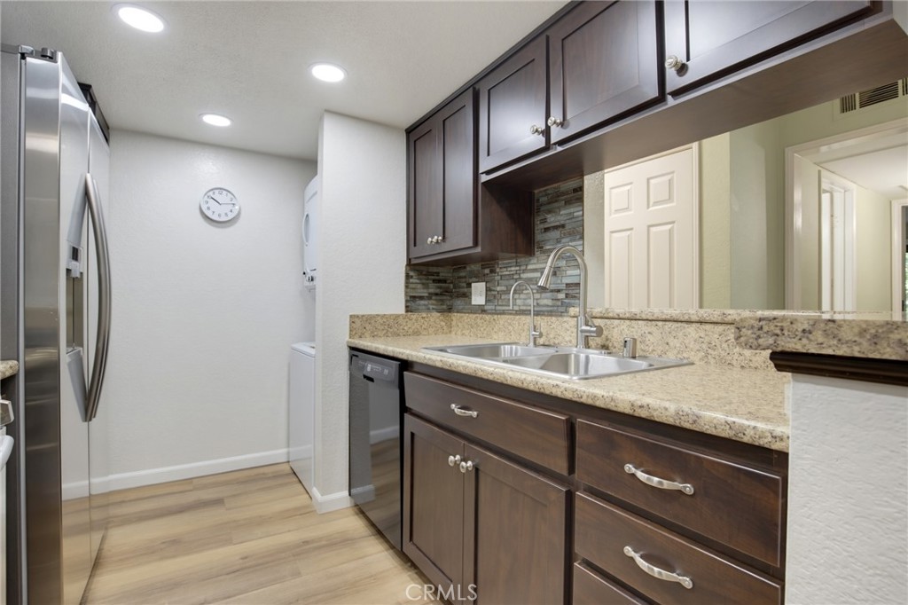 460 Oak Street 215 Property Photo 12