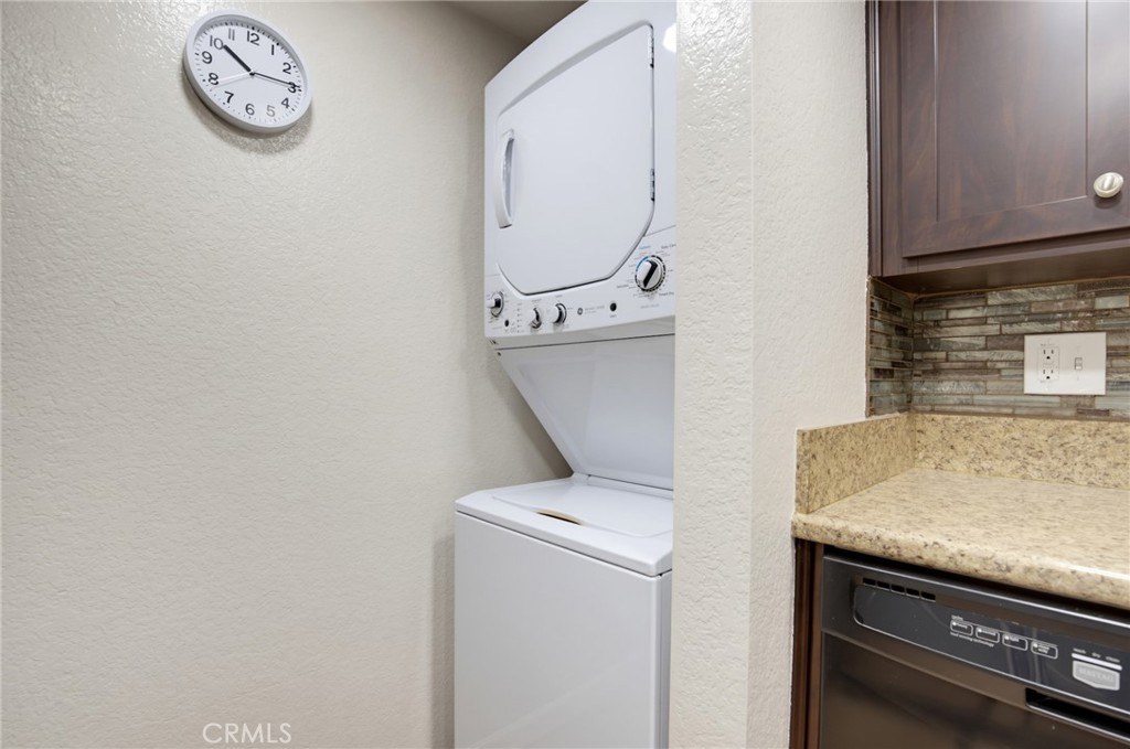 460 Oak Street 215 Property Photo 13