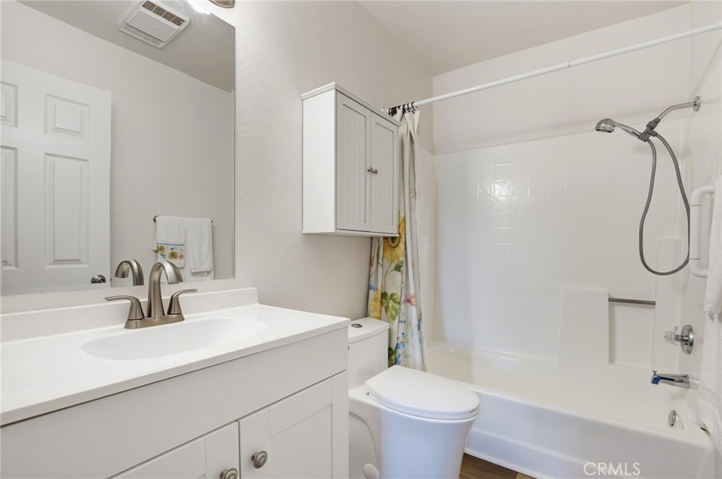 460 Oak Street 215 Property Photo 17