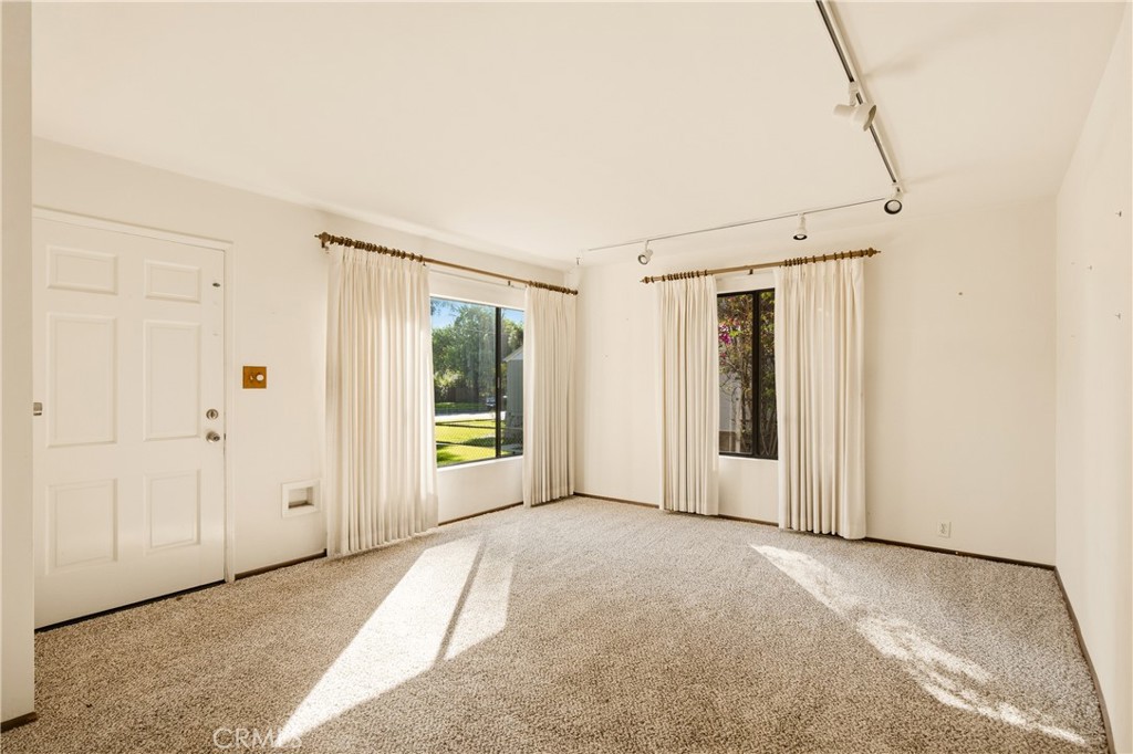 531 N Niagara Property Photo 17