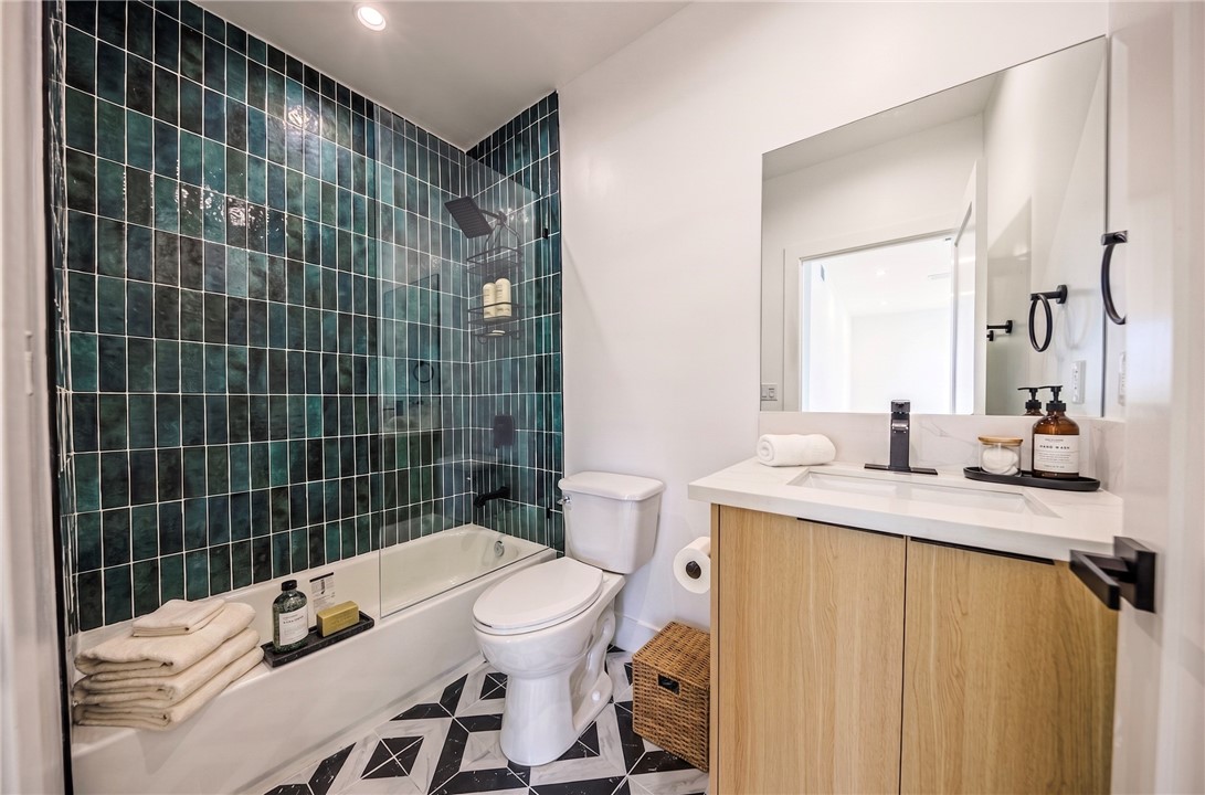 1259 S Longwood Avenue 3.5 Property Photo 5