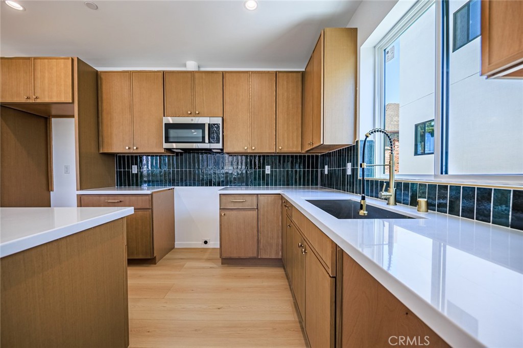 1259 S Longwood Avenue 3.5 Property Photo 23